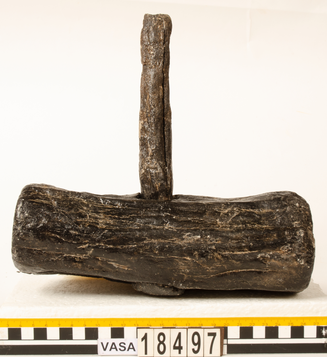 Träklubba med avbrutet skaft.

För mer information se Dokumentationsblankett under Referenser – Länkade filer.