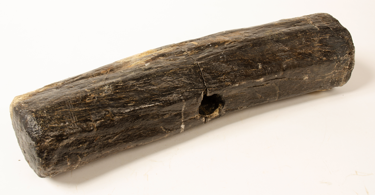 Klubba med avbrutet skaft.

För mer information se Dokumentationsblankett under Referenser – Länkade filer.