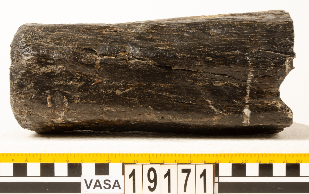 Klubba med avbrutet skaft.

För mer information se Dokumentationsblankett under Referenser – Länkade filer.