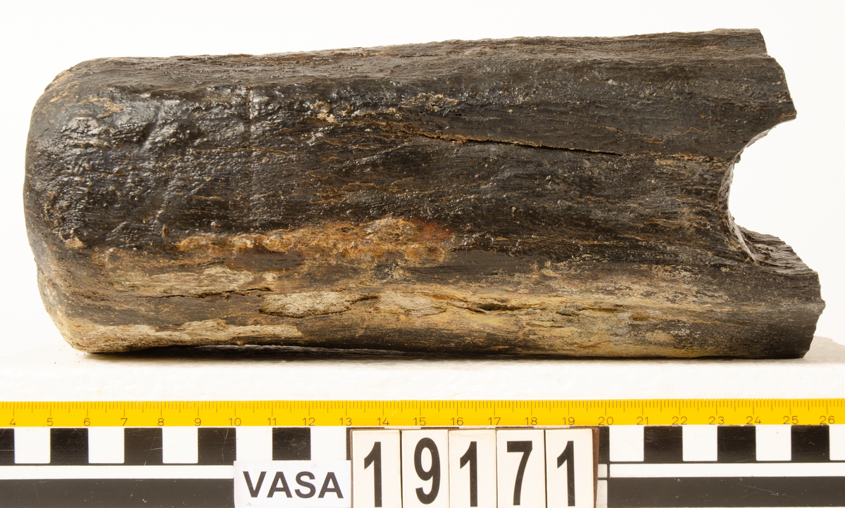 Klubba med avbrutet skaft.

För mer information se Dokumentationsblankett under Referenser – Länkade filer.