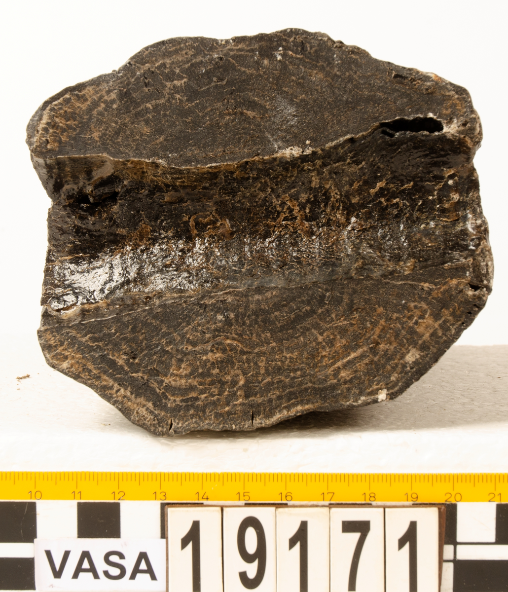 Klubba med avbrutet skaft.

För mer information se Dokumentationsblankett under Referenser – Länkade filer.