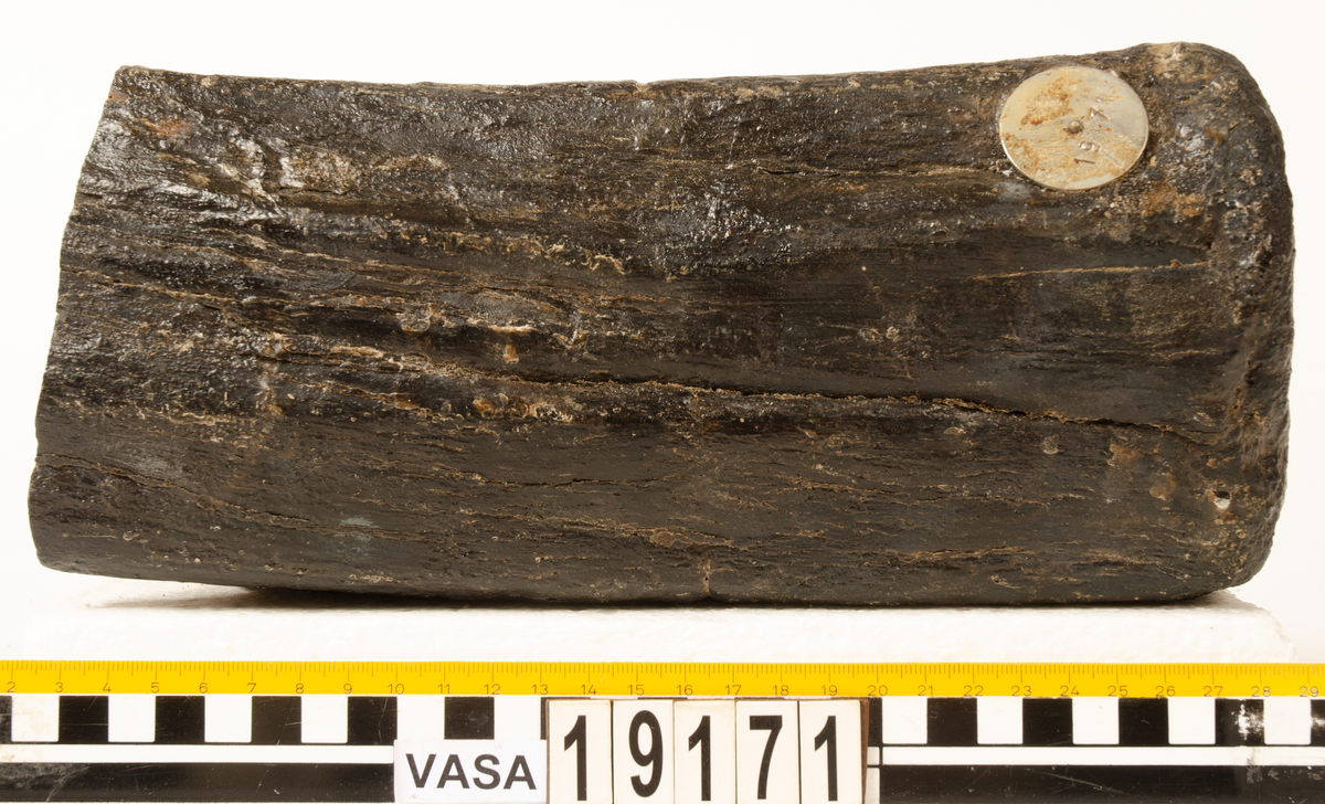 Klubba med avbrutet skaft.

För mer information se Dokumentationsblankett under Referenser – Länkade filer.