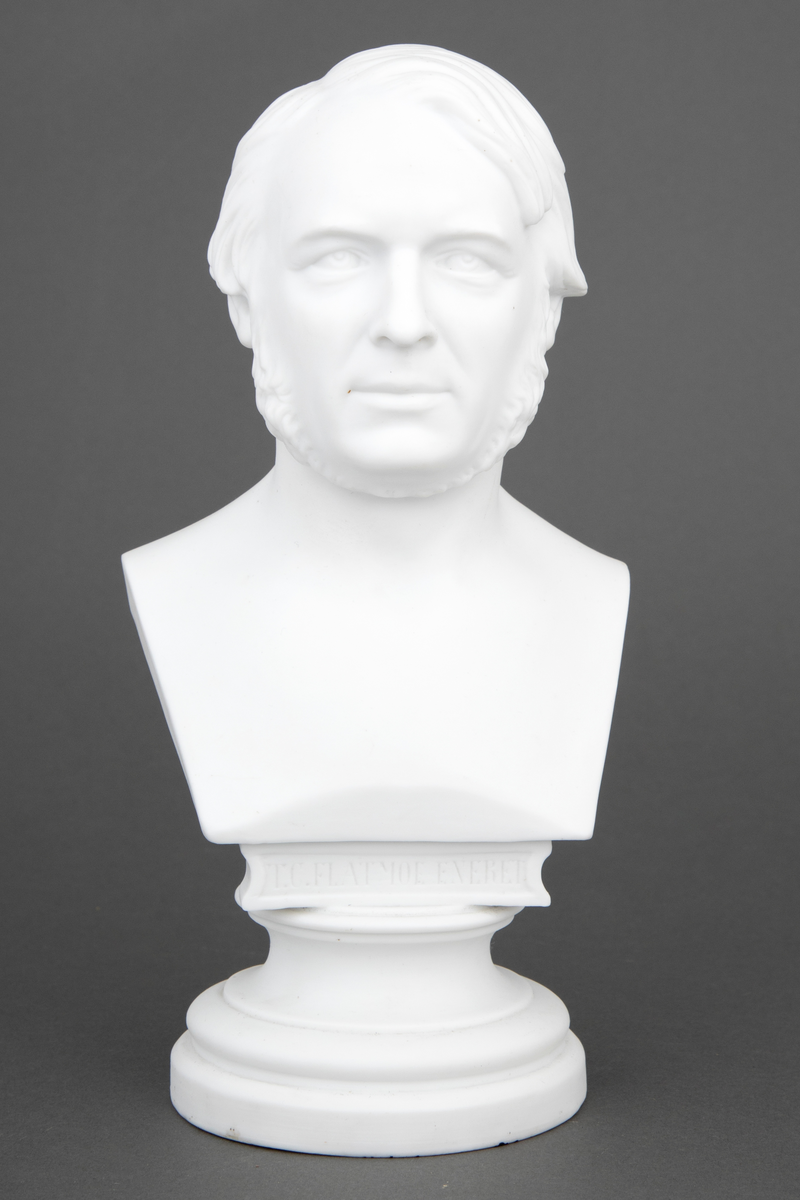 Byste av mann i uglasert porselen. Bysten forestiller Anton Martin Schweigaard, norsk jurist og politiker (1808-1870).
