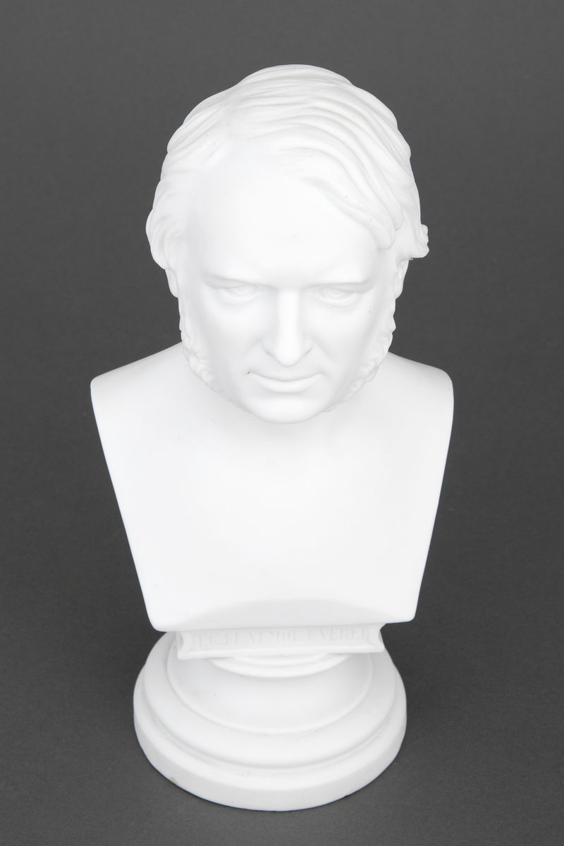 Byste av mann i uglasert porselen. Bysten forestiller Anton Martin Schweigaard, norsk jurist og politiker (1808-1870).
