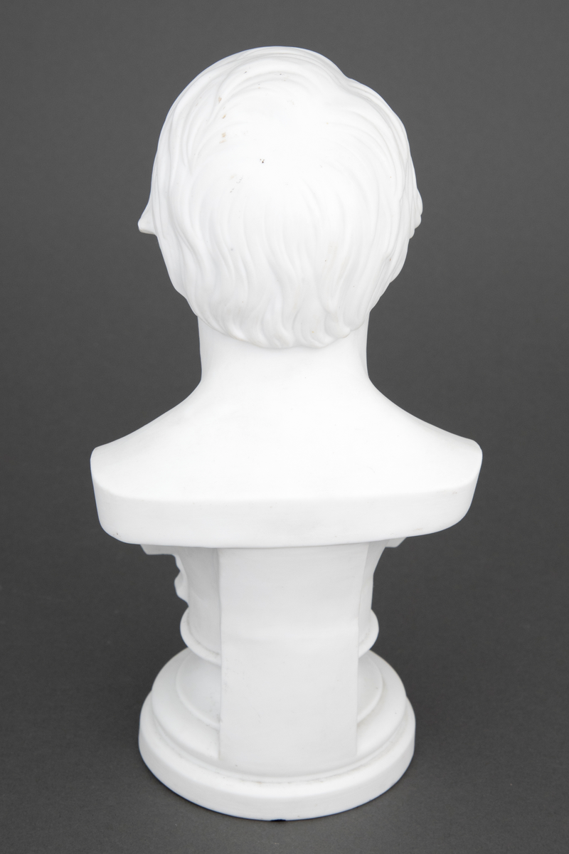 Byste av mann i uglasert porselen. Bysten forestiller Anton Martin Schweigaard, norsk jurist og politiker (1808-1870).