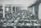 Kvinnor i arbete. (Zählerfabrik). (Spulenwickelei). 
Ur album AEG (Die Allgemeine Elektricitäts-Gesellschaft).