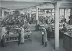 Kvinnor och män i arbete. (Messinstrumentefabrik). (Eichraum). 
Ur album AEG (Die Allgemeine Elektricitäts-Gesellschaft ) 1883-1908.