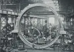 Montage. Män i arbete. (Grossmaschinenfabrik). 
Ur album AEG (Die Allgemeine Elektricitäts-Gesellschaft ) 1883-1908.