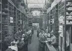 Materiallager. Män i arbete.
Ur album AEG (Die Allgemeine Elektricitäts-Gesellschaft ) 1883-1908.