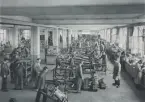 Automobilfabrik. (Elektromobilbau). Män i arbete.
Ur album AEG (Die Allgemeine Elektricitäts-Gesellschaft ) 1883-1908.