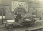 Lastautomobil. Utanför Scanias fabrik. Ur album Scania Lastautomobiler.