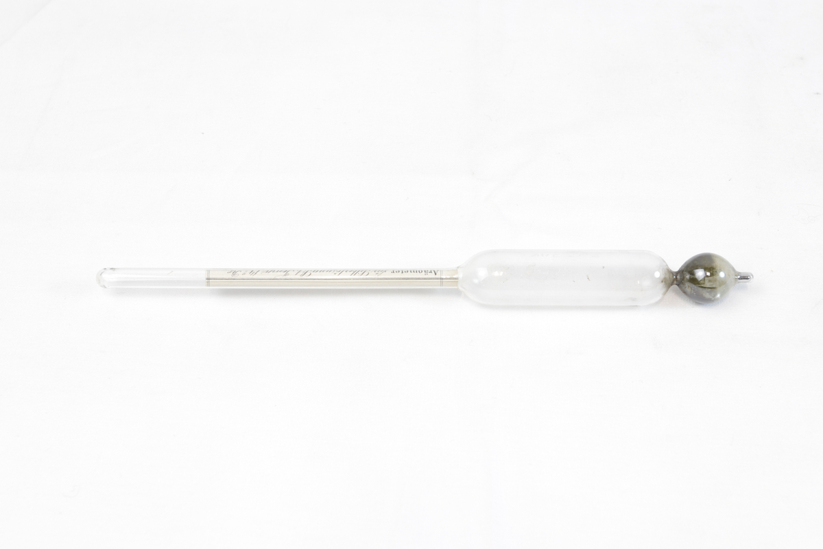 Måleinstrument av glass for måling av sølvinnhold. Glassrøret er formet som et tynn sylinder med en glasskule i den ene enden.