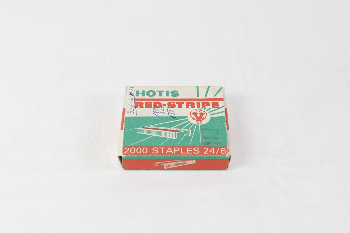 Liten pappeske som inneholder heftestifter til stiftemaskin.
