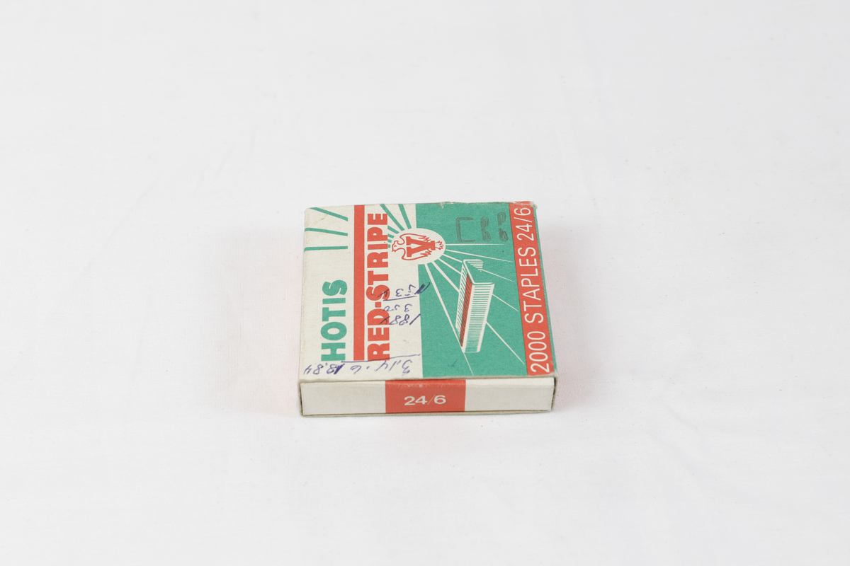 Liten pappeske som inneholder heftestifter til stiftemaskin.