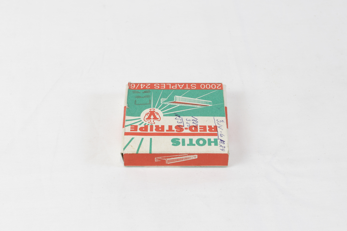 Liten pappeske som inneholder heftestifter til stiftemaskin.