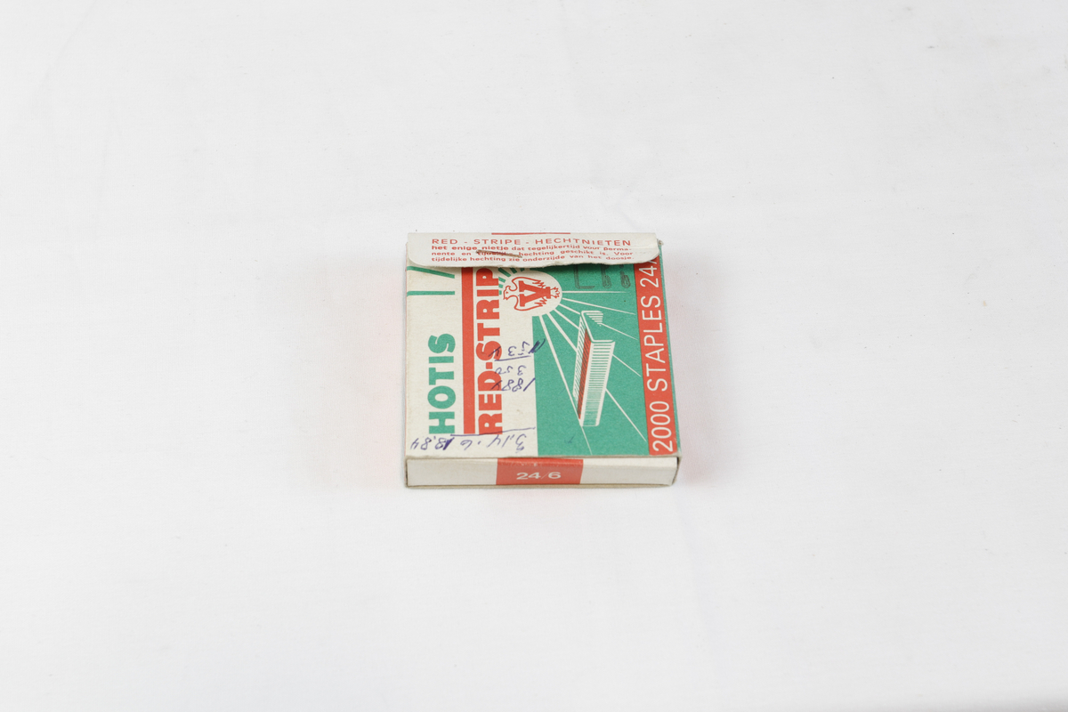Liten pappeske som inneholder heftestifter til stiftemaskin.
