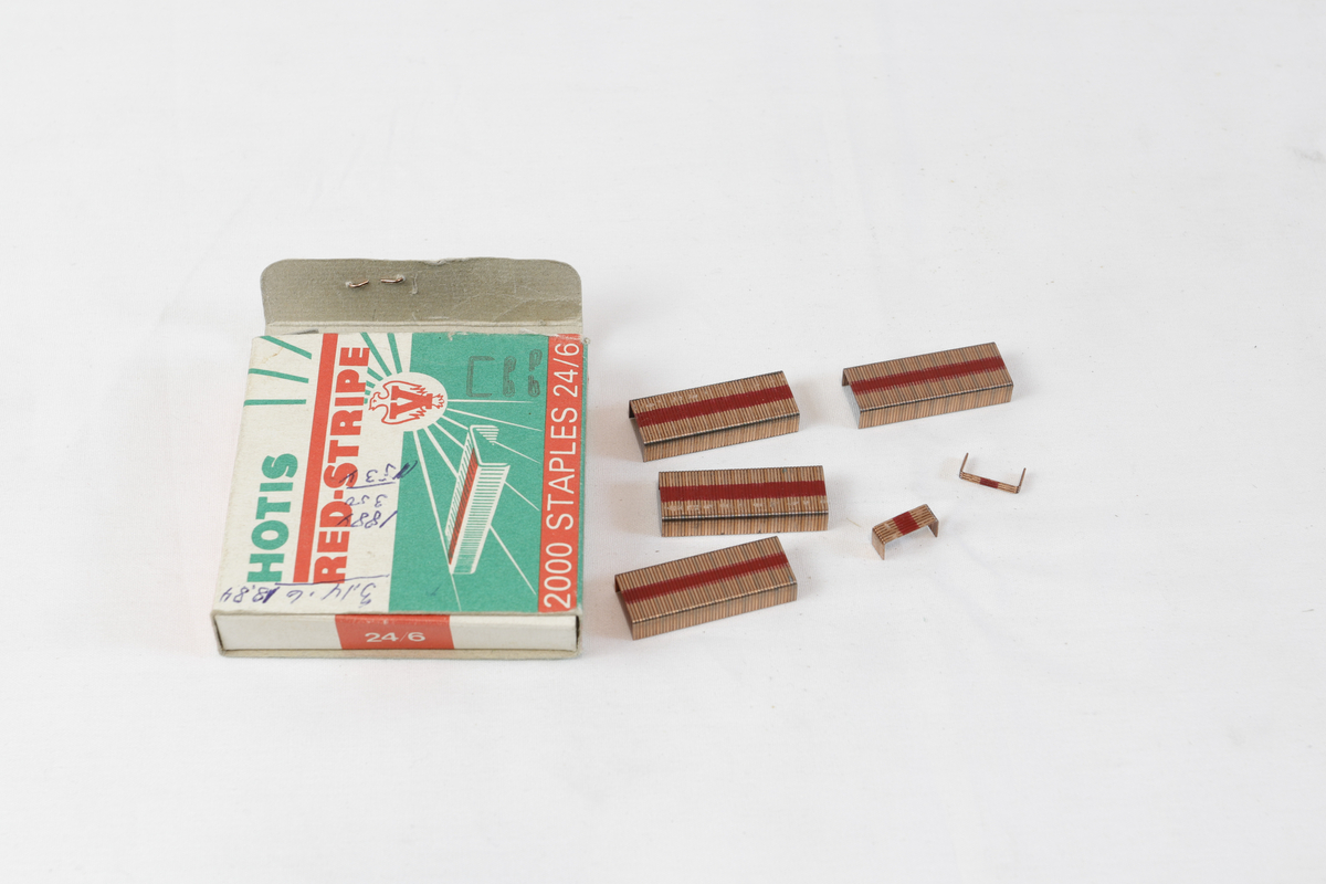 Liten pappeske som inneholder heftestifter til stiftemaskin.