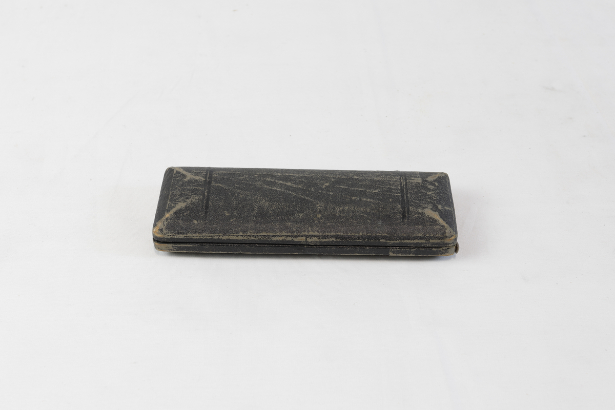 Etui som inneholder to passere i forskjellige størrelser med tilbehør liggende ved siden av.