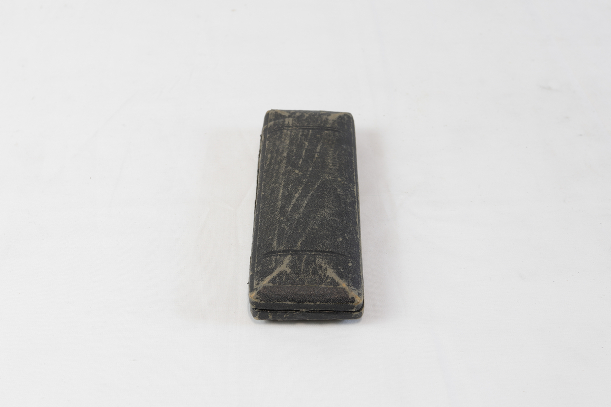 Etui som inneholder to passere i forskjellige størrelser med tilbehør liggende ved siden av.