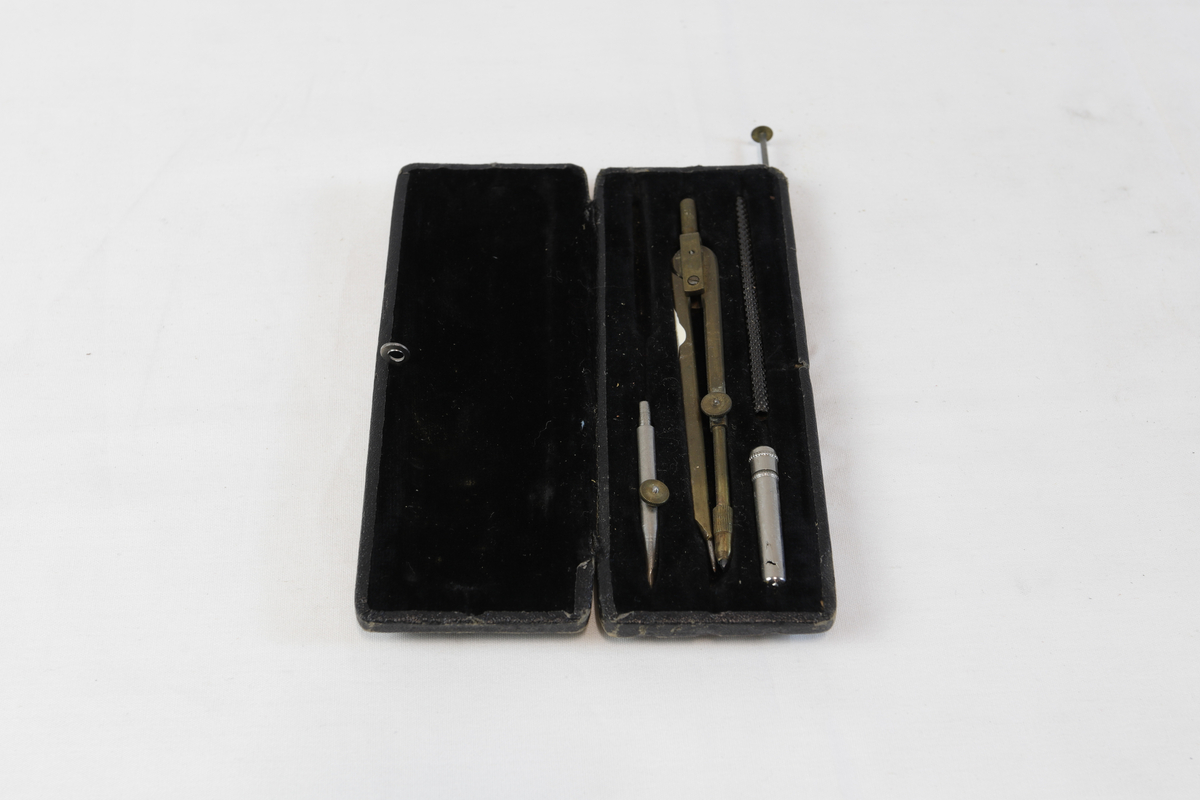 Etui som inneholder to passere i forskjellige størrelser med tilbehør liggende ved siden av.