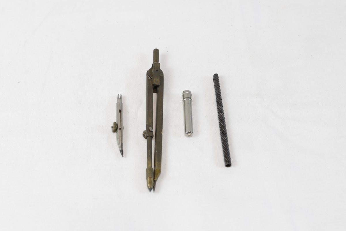 Etui som inneholder to passere i forskjellige størrelser med tilbehør liggende ved siden av.