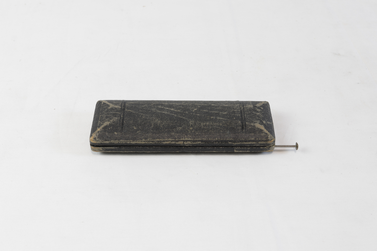 Etui som inneholder to passere i forskjellige størrelser med tilbehør liggende ved siden av.