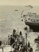 Akter på fartyg och resenärer och besättning går i land.. Ur album.
