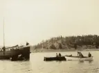 Besättning i roddbåtar. Ur album.