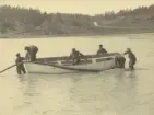 Besättning i roddbåt. Ur album.