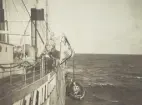 Kabeldragning Nynäshamn - Ire, oktober 1920. Lotsbåt bordar. Ur albumet Telegrafverkets Sjökabelarbeten 1919-1921.