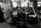 Göteborgs Remfabrik. Övervakning av vävstol i produktion. Ur album: Göteborgs Remfabrik 1891-1976.