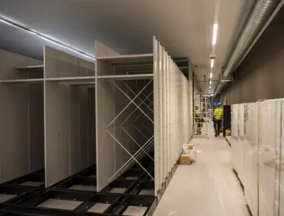 Arkivereoler fra golv til tak og en smal gang for å kunne bevege seg - her skal Statsarkivet i Hamar inn.