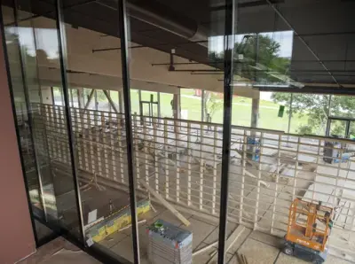 Gjennom vinduer som går fra golv til tak i kontorfløyen i andre etasje, ser man ned i utstillingesarealet, og her mest rommet hvor det skal være skiftende utstillinger.