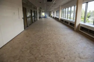 Golvet i kontorarealet i det regionale historiesenteret består av stående treklosser tett i tett.