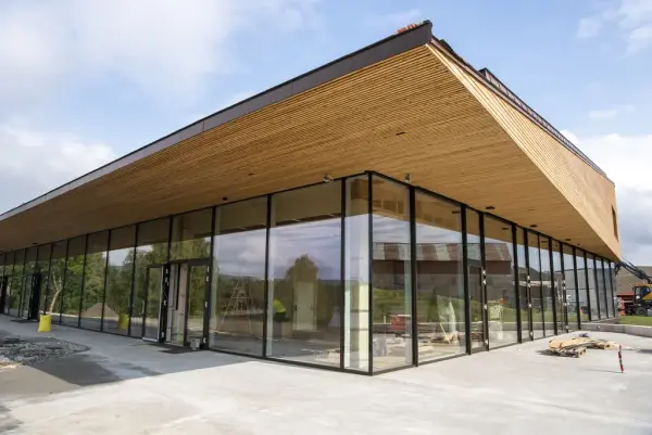 Restauranthjørnet i historiesenteret viser speilbilde av Storhamarlåven og naturen rundt bygget i de store vinduene.