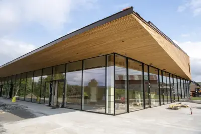 Restauranthjørnet i historiesenteret viser speilbilde av Storhamarlåven og naturen rundt bygget i de store vinduene.