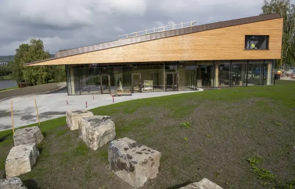 Sett fra Storhamaråven er det regionale historiesenteret en spiss, lang trekant i treverk som hviler på en sokkel av glass. Utenfor på denne sida er det anlagt et naturlig amfi med kalkstein fra sprengningen som "sitteplasser".