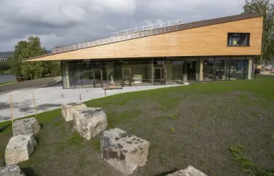 Sett fra Storhamaråven er det regionale historiesenteret en spiss, lang trekant i treverk som hviler på en sokkel av glass. Utenfor på denne sida er det anlagt et naturlig amfi med kalkstein fra sprengningen som "sitteplasser".