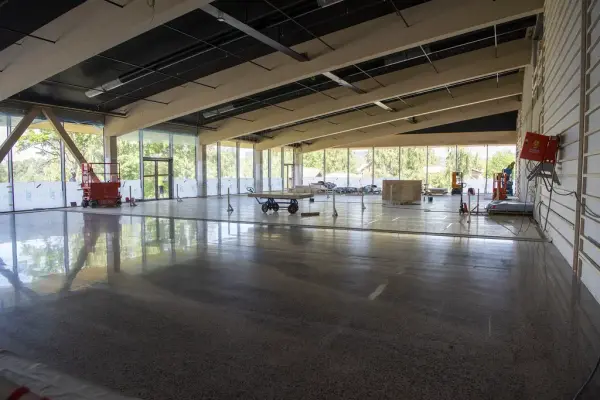 Blankslipt terrassogolv, lyse dragere i skråtak og store vindusflater på alle yttervegger.