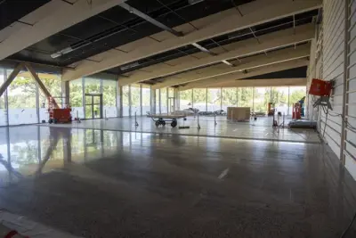 Blankslipt terrassogolv, lyse dragere i skråtak og store vindusflater på alle yttervegger.