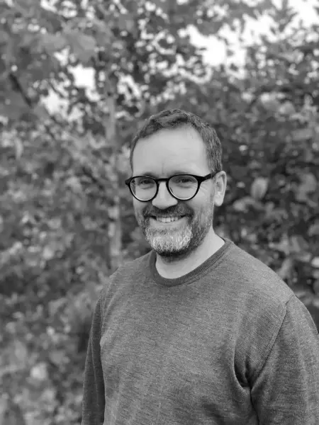 svart og kvitt portrettfoto av Øystein Hovland