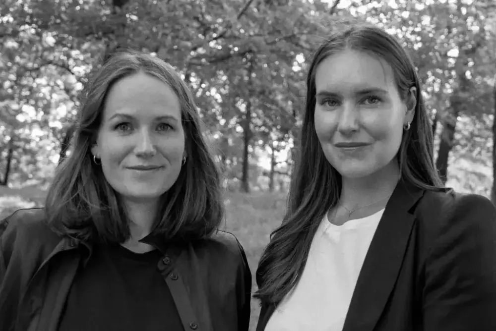 Portrettbilde av forfatterne Thea Joramo Lysne og Ida Helene Rosenqvist 