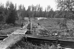 Reparasjon av damarmen på en reguleringsdam for tømmerkjørin