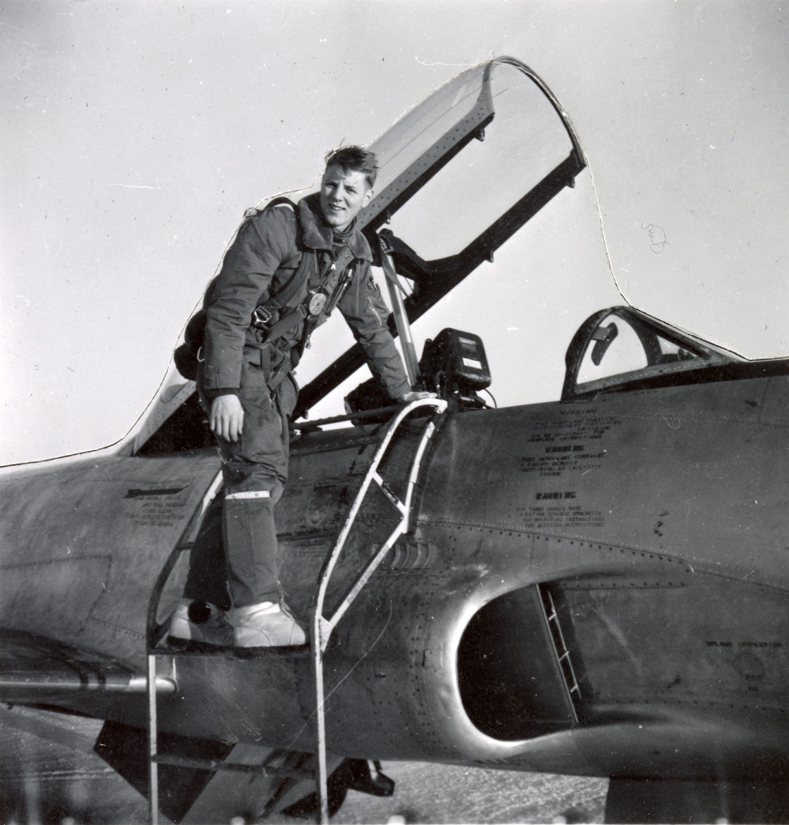 Sverre Gran klart til avgang med treningsflyet T-33 («T-bird»/»Birden ...