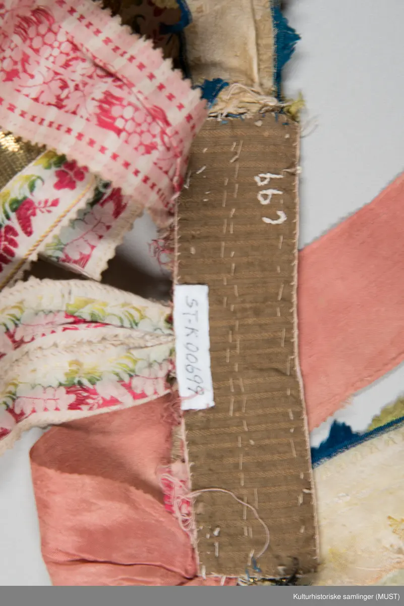 Gullborder, blomster og blad