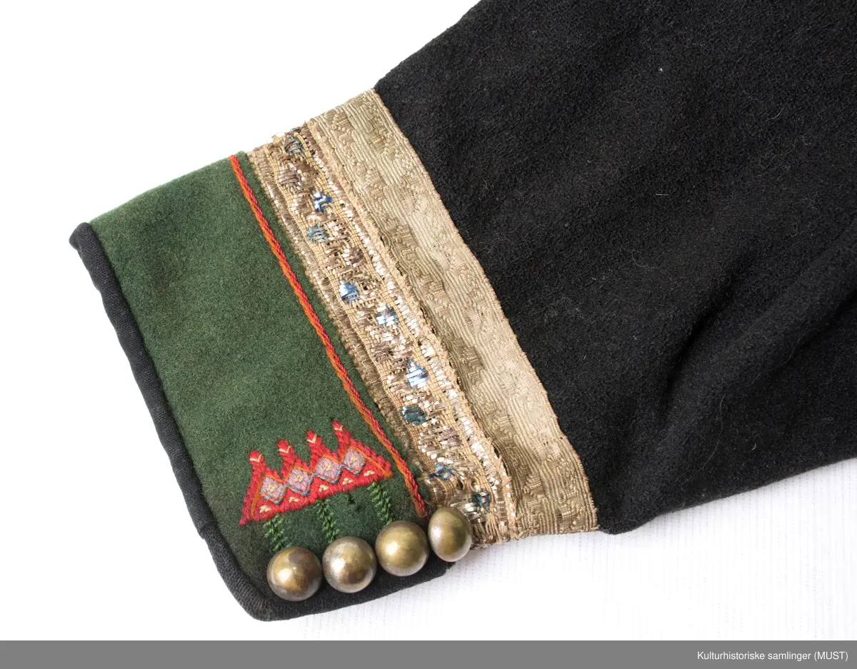 Brudetrøye. Rikt besatt med søljer fremme på rød bunn. Omkring akslene brede sølvbånd. Rundt håndlinningene grønn kant med sølvbånd over.
På ryggen er det sølvbånd i nederste kant samt på skrå fra skulder til nederste kant. Det er to sølvbånd langs armsøm. 
Trøyen har 14 måler med 3 kuler med heng.