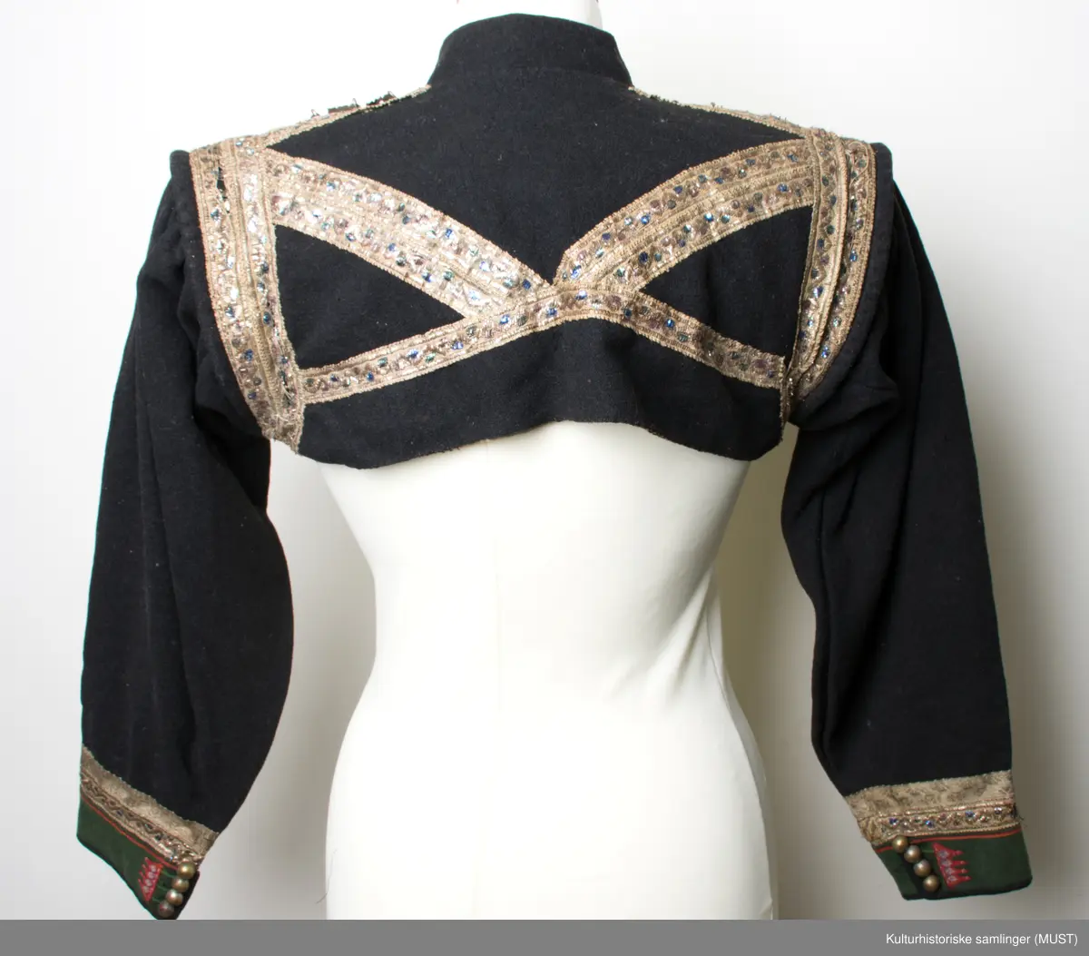 Brudetrøye. Rikt besatt med søljer fremme på rød bunn. Omkring akslene brede sølvbånd. Rundt håndlinningene grønn kant med sølvbånd over.
På ryggen er det sølvbånd i nederste kant samt på skrå fra skulder til nederste kant. Det er to sølvbånd langs armsøm. 
Trøyen har 14 måler med 3 kuler med heng.