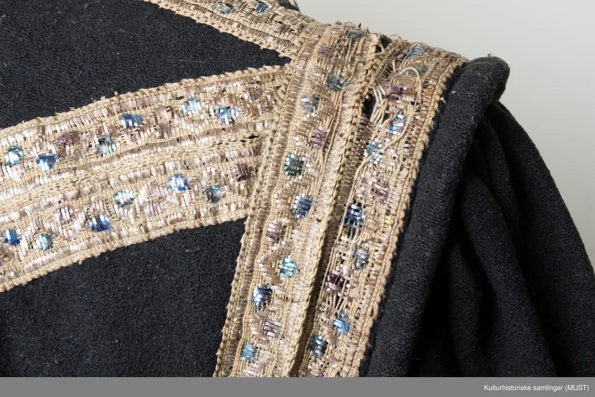 Brudetrøye. Rikt besatt med søljer fremme på rød bunn. Omkring akslene brede sølvbånd. Rundt håndlinningene grønn kant med sølvbånd over.
På ryggen er det sølvbånd i nederste kant samt på skrå fra skulder til nederste kant. Det er to sølvbånd langs armsøm. 
Trøyen har 14 måler med 3 kuler med heng.