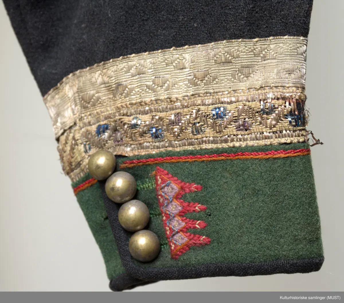 Brudetrøye. Rikt besatt med søljer fremme på rød bunn. Omkring akslene brede sølvbånd. Rundt håndlinningene grønn kant med sølvbånd over.
På ryggen er det sølvbånd i nederste kant samt på skrå fra skulder til nederste kant. Det er to sølvbånd langs armsøm. 
Trøyen har 14 måler med 3 kuler med heng.