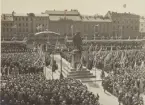 Jubileumsutställningen i Göteborg 1923. Folksamling på Gustav Adolfs Torg. Möjligen invigningen av utställningen. Ur albumet Utställningen Göteborg 1923.